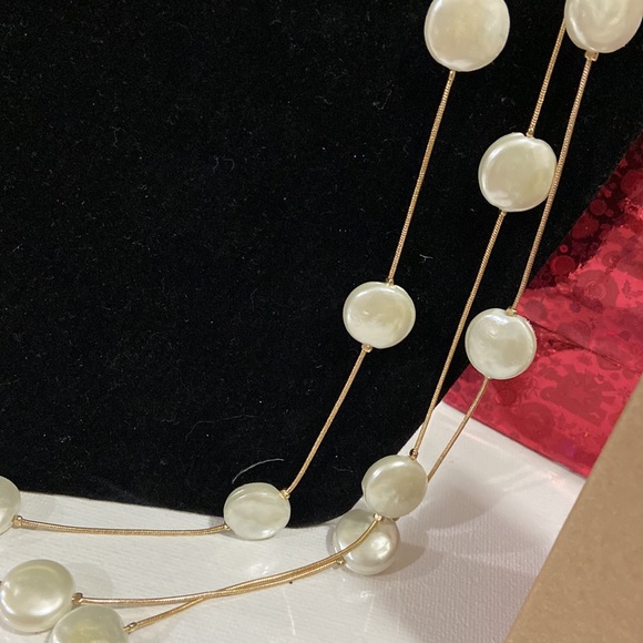 Three layers coin pearl Necklace in fashion now - Picture 3 of 12